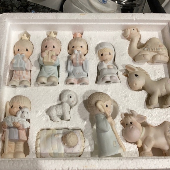 🌟IOB Precious Moments 11 piece Miniature Nativity Set E-2395 like new 🌟 - Picture 6 of 11